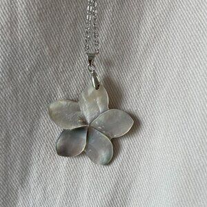 Mother of pearl flower necklace